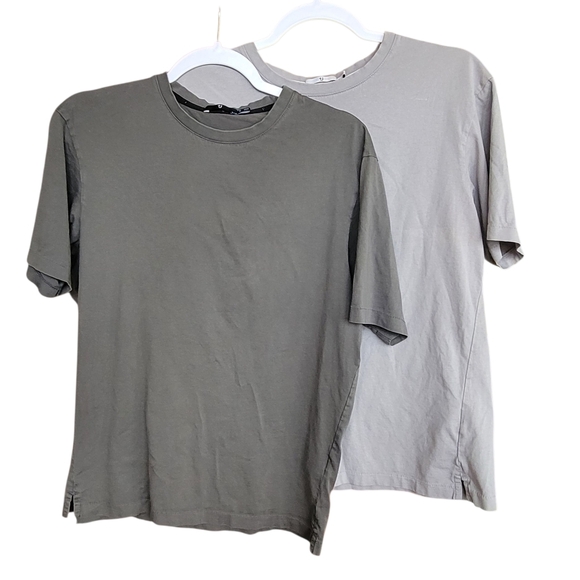+J X Uniqlo T-Shirts Size Small (Lot Of 2) - Picture 1 of 4